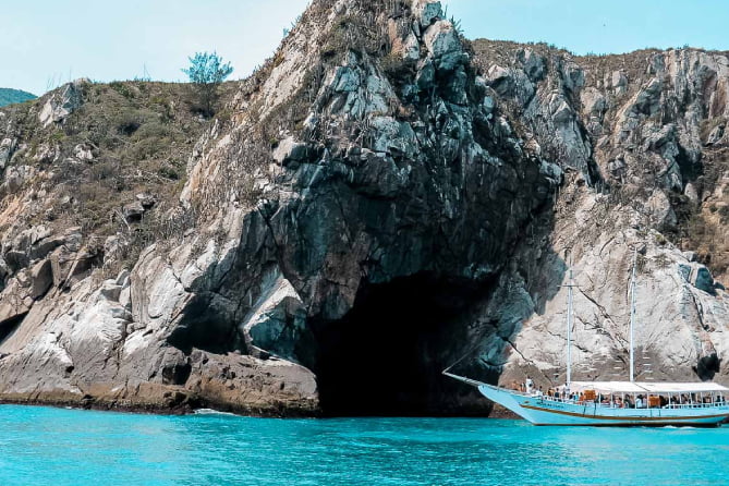 passeio-de-barco-em-arraial-do-cabo-gruta-azul